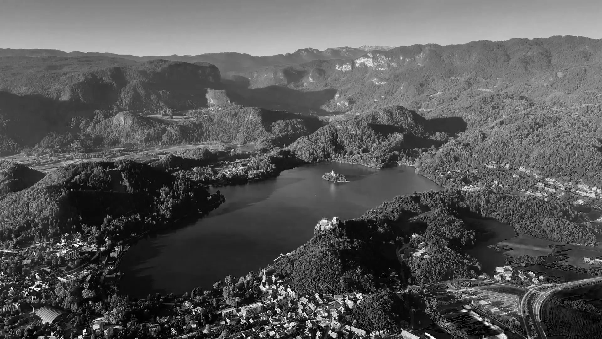 Helikopter FlyCom Aviation za panoramske polete – edinstven pogled iz zraka